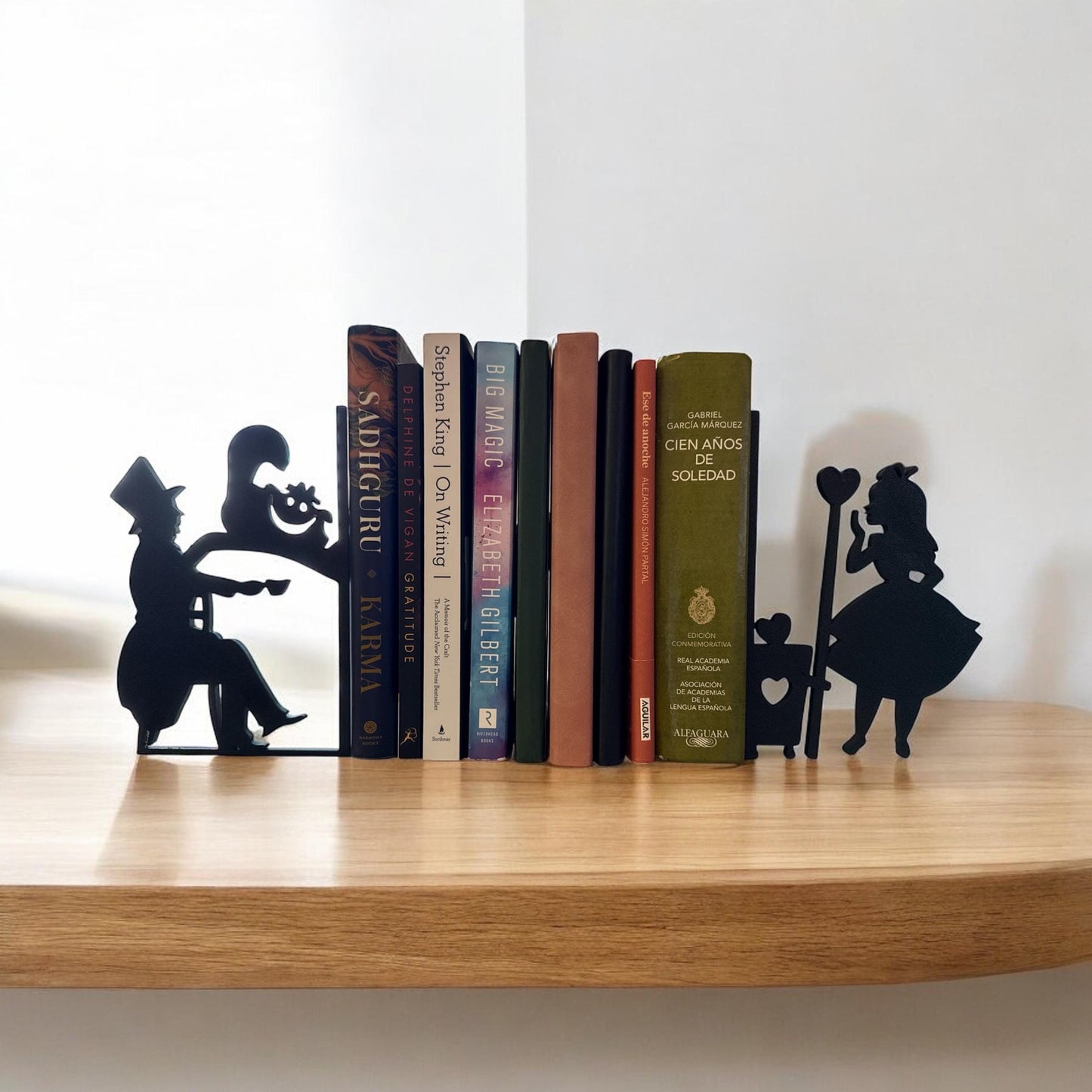 Alicia En El Pais De Las Maravillas Bookend. Alice in Wonderland Book Holder